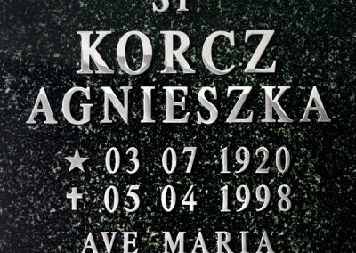 napisy na nagrobkach ze stali